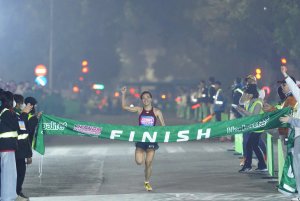 ‘Siêu nhân’ Nguyễn Thị Oanh phá kỷ lục bán marathon quốc gia