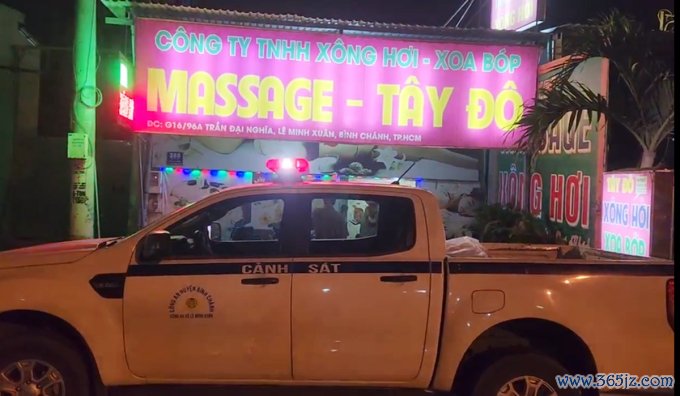 Cảnh sát ập vào cơ sở massage. Ảnh: Công an cung cấp