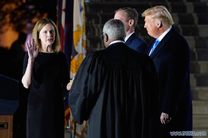 Ông Trump dự lễ tuyên thệ nhậm chức của thẩm phán Tòa án Tối cao Amy Coney Barrett tại Nhà Trắng hồi năm 2020. Ảnh: AP