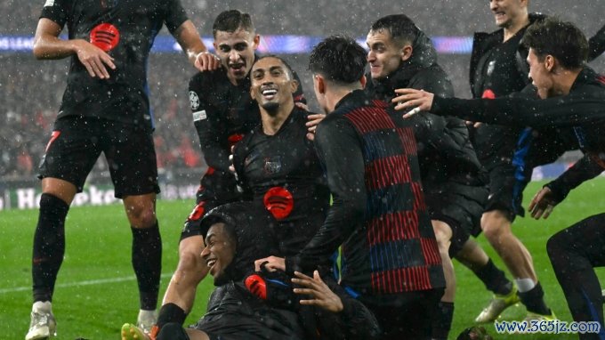 Các cầu thủ Barca mừng bàn quyết định trong trận thắng Benfica 5-4 tối 21/1. Ảnh: AFP