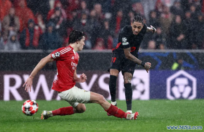 Raphinha sút về góc gần， ấn định chiến thắng 5-4 trước Benfica trên sân Estadio da Luz， Lisbon， Bồ Đào Nha ngày 21/1. Ảnh: Reuters