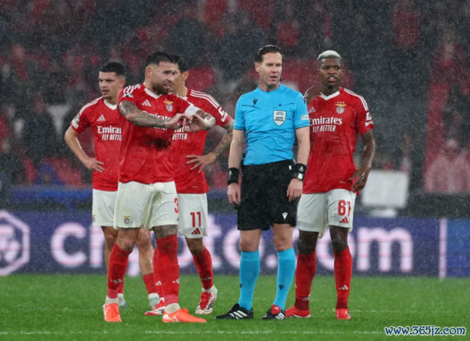 Các cầu thủ Benfica chờ phán quyết của trọng tài Danny Makkelie trong lúc VAR can thiệp. Ảnh: Reuters