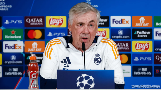 HLV Carlo Ancelotti trong buổi họp báo hôm 21/1. Ảnh: Real Madrid FC